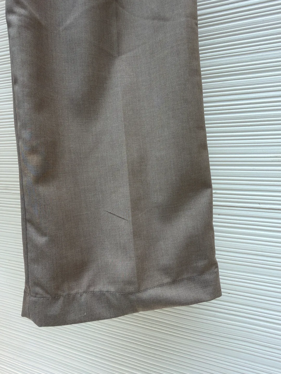 LOUIS VUITTON khaki wool casual trousers ●Item number: 1680060-A95 ●Fabric: wool fabric ●Technology: Positioned cutting machine ●Version: fitted version ●Weight: about 460 grams ●Size: 44-46-48-50 ●Description: Fabric has always been a particularly important part of our products. It is also the foundation for the rise of tall buildings. The materials we use are quite solid. Nearly 100% sheep wool is blended with polyester and polyester to ensure the drape of the trousers. The comparison of the sample in Figure 2 is only slightly red. The specifications are exclusively custom-woven and there is no difference. The pockets and trims are cut according to the Italian old-money style craftsmanship standards. The back pockets are embellished with embossed logos. The focus is to restore the pleats and iron marks on the front, giving it a full texture. The overall wiring is straight and delicate, the fabric is comfortable and soft, and the color is consistent without color difference. It can be matched with the same style to create a fashionable look and control various occasions. Customized accessories, complete with three standards, same style for men and women!